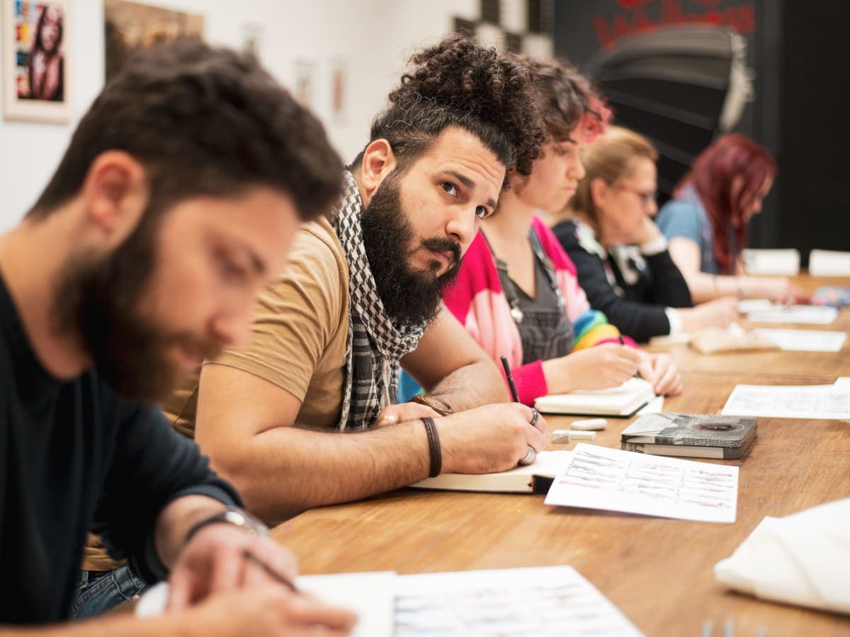 Un gruppo al tavolo durante un laboratorio creativo
