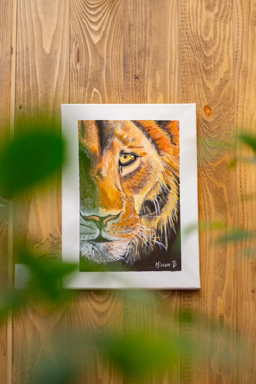 Il dipinto di una tigre esposto su una parete di legno