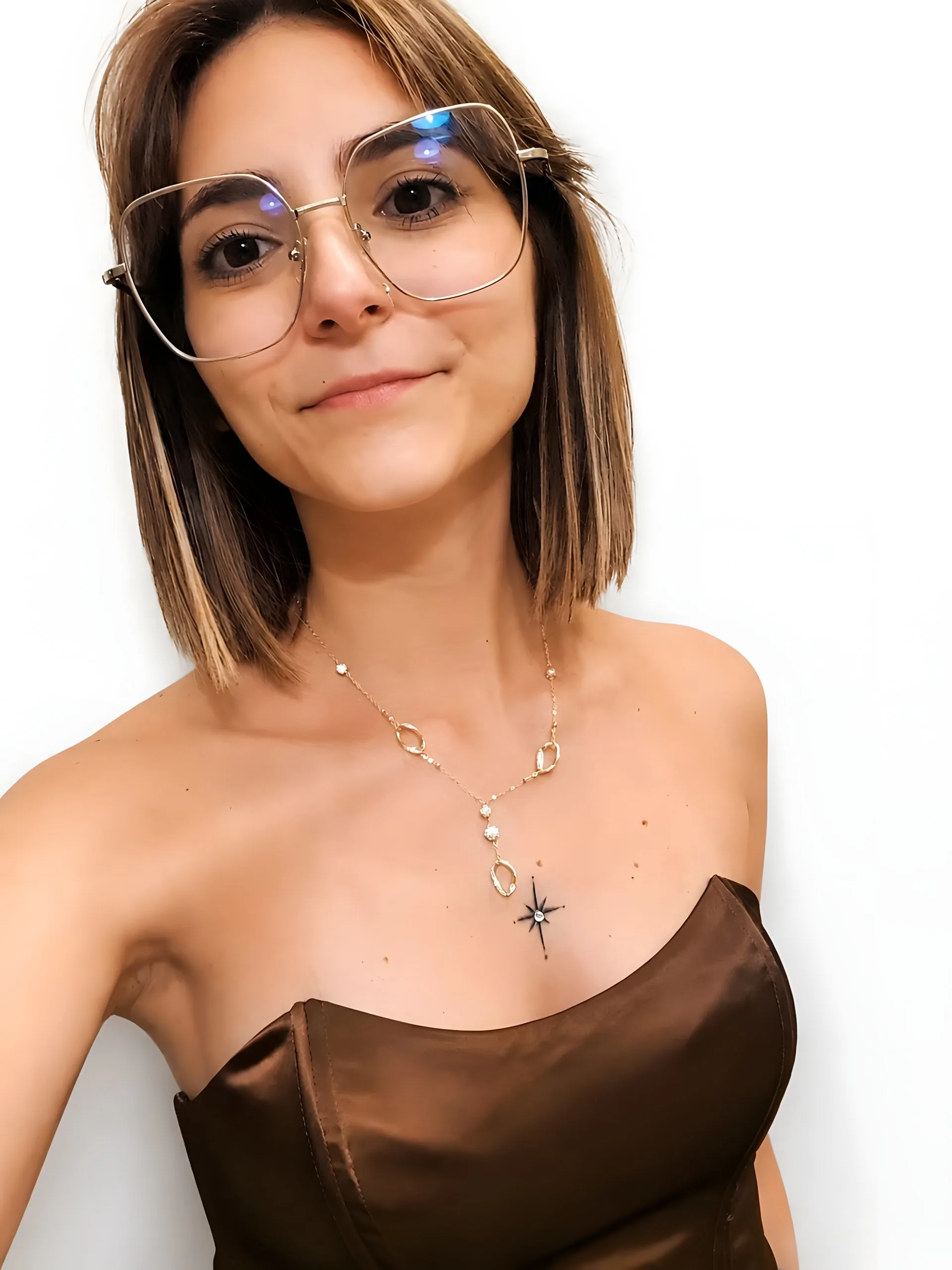 Ritratto di Denise Patregnani con gli occhiali, su sfondo chiaro