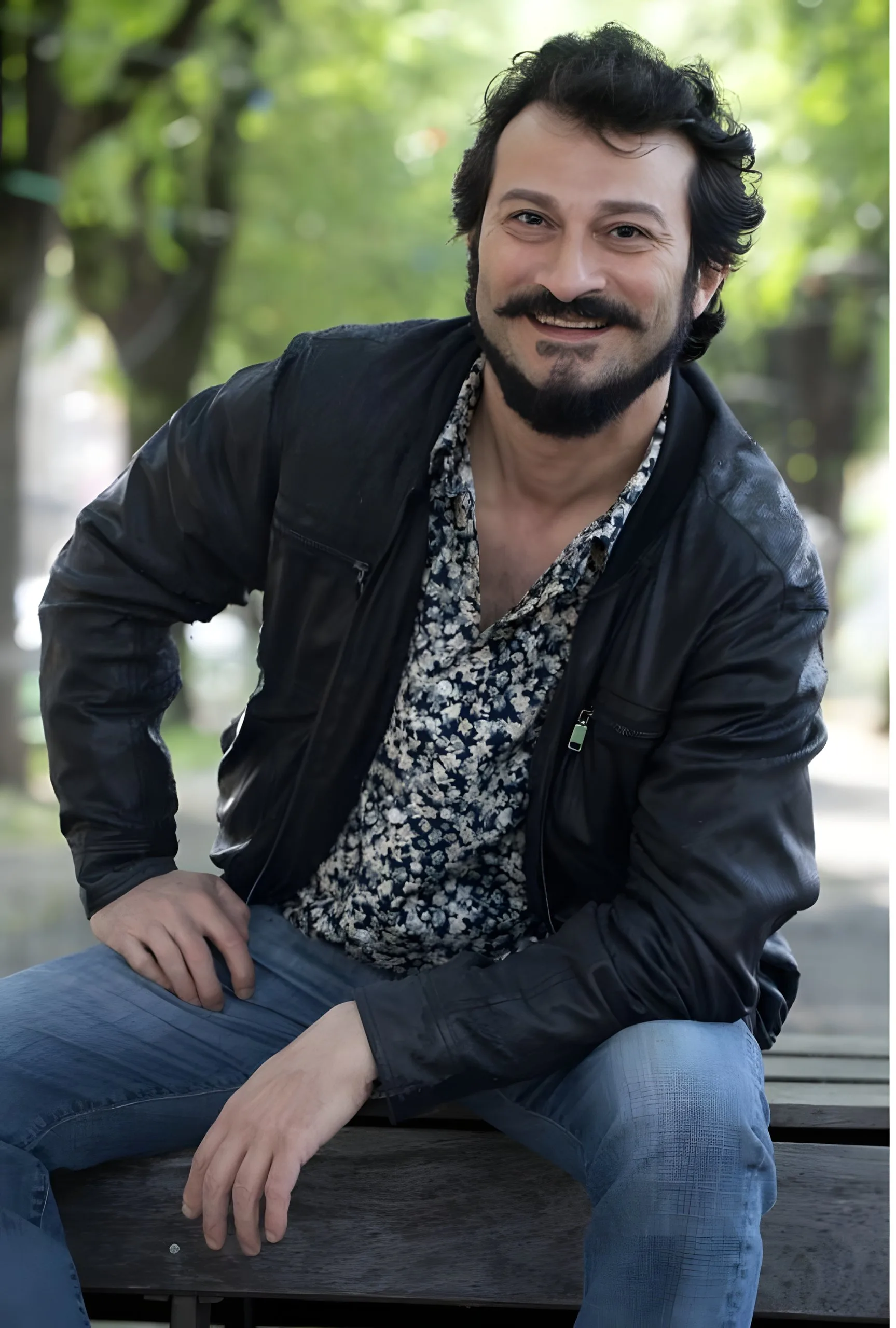Ritratto di Federico Bava seduto su una panchina all'aperto
